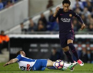 El jugador del Barcelona, Neymar, derecha, disputa un balón en un partido contra Espanyol por la liga española el sábado, 29 de abril de 2017, en Barcelona. (AP Photo/Manu Fernandez)