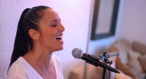 La cantante y compositora venezolana, Mayré Martínez estrenó un video en su canal de YouTube dedicado especialmente a su país natal.