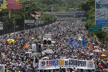Venezolanos bloquean arterias de la capital de ese país