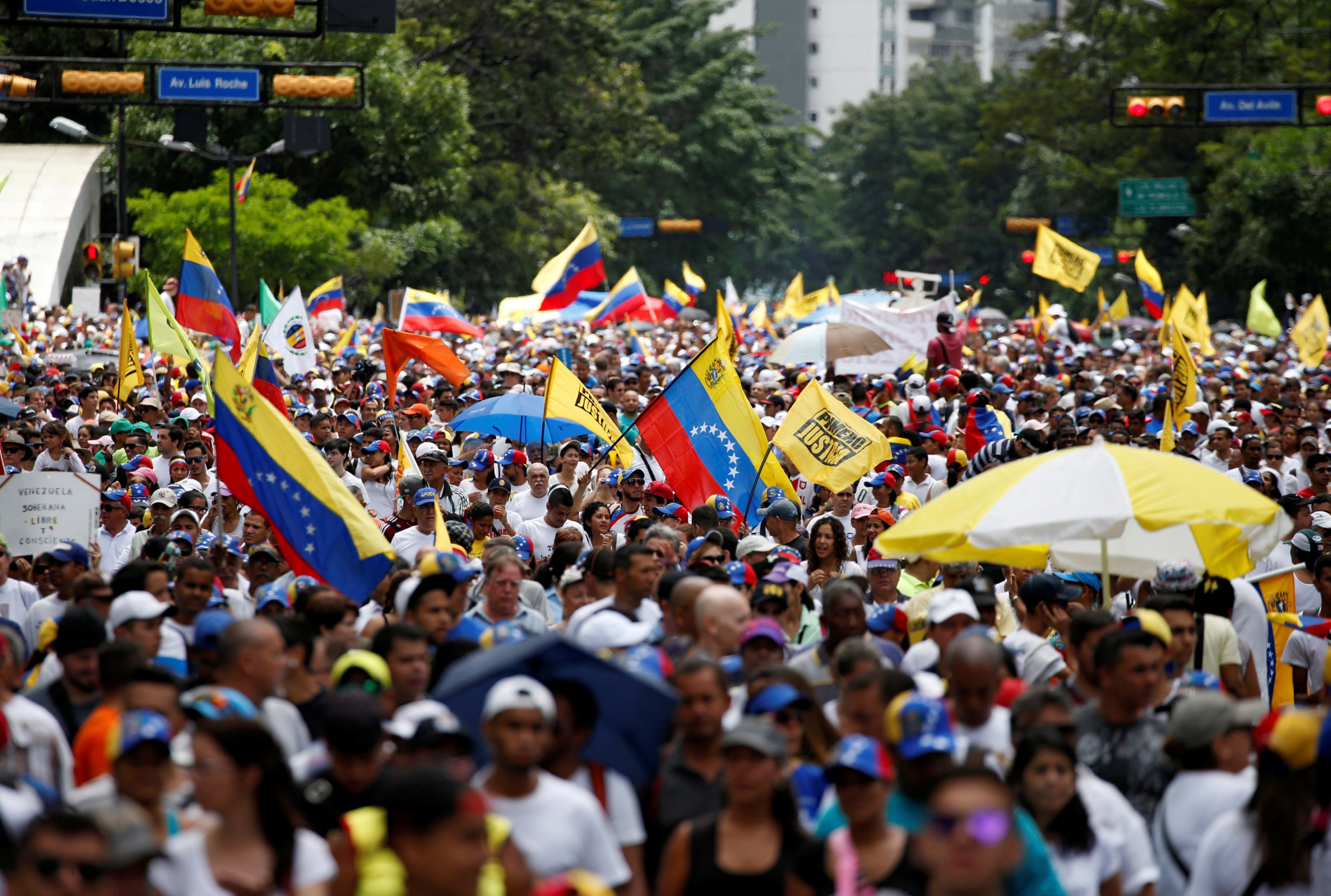 Oposición venezolana marcha previo a reunión de la OEA