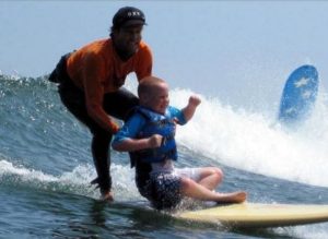Campamento de Surf terapéutico para niños autistas