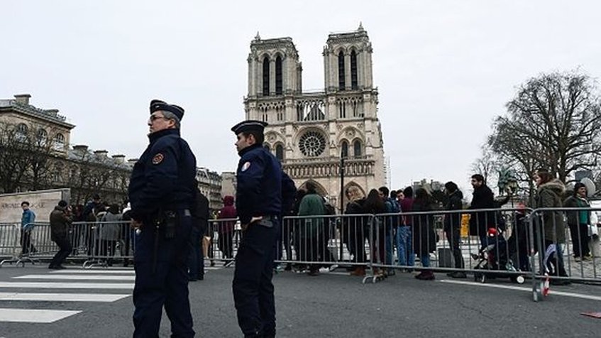 Policía de París da por "controlada" situación tras ataque en Notre Dame