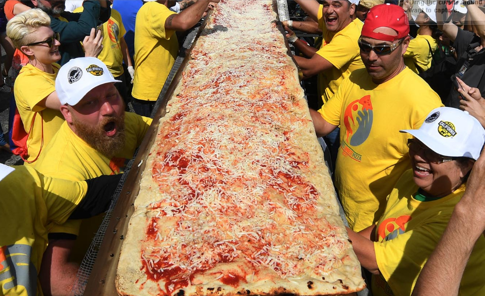 Los Ángeles: hacen la pizza que se convirtió en la "más larga del mundo"
