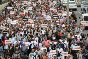 Turquía: oposición marcha en solidaridad con diputado condenado a prisión