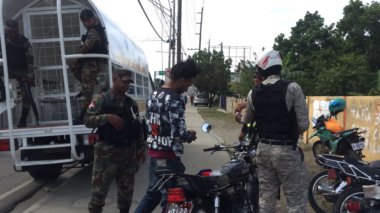 Fuerza de Tarea Conjunta realiza detenciones y ocupa armas en Santiago