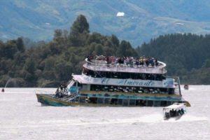 Al menos seis muertos al naufragar un barco turístico en Colombia