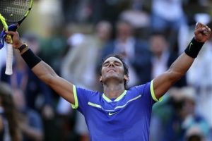 Rafael Nadal levanta los brazos tras vencer a Dominic Thiem para avanzar a la final del Abierto de Francia el viernes, 9 de junio de 2017, en París. (AP Photo/David Vincent)