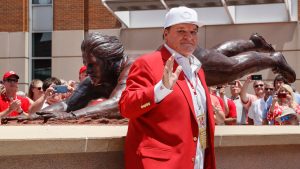 Rojos de Cincinnati develan estatua de Pete Rose