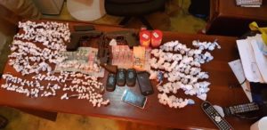 Ocupan drogas, armas de fuego y motocicletas durante allanamiento en Cotuí