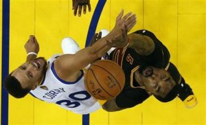 El base J.R. Smith, derecha, de los Cavaliers de Cleveland, pelea por un rebote ante Stephen Curry, de los Warriors de Golden State, en el segundo partido de la final de la NBA, el domingo 4 de junio de 2017, en Oakland, California. (AP Foto/Marcio José Sánchez, Pool)
