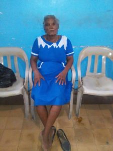Moradores de Sabana Yegua, tratan de linchar señora que acusan de bruja