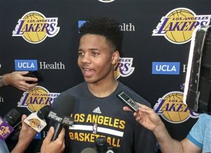 Markelle Fultz habla con la prensa tras entrenar con los Lakers de Los Ángeles el jueves 15 de junio de 2017 en El Segundo, California (AP Foto/Greg Beacham)