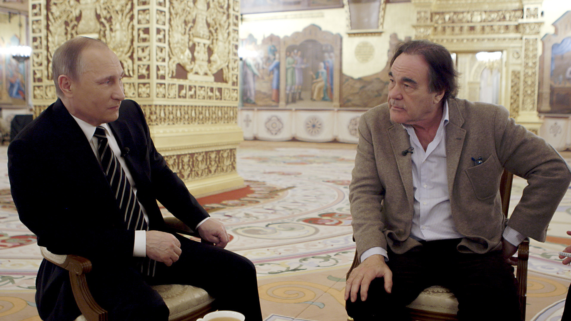 Cineasta Oliver Stone intenta aproximarse a Vladimir Putin