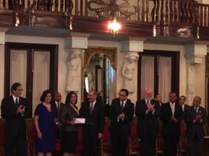 Presidente Medina encabeza entrega Medalla al Mérito Magisterial