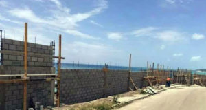 Pobladores de esta localidad afirmaron el lunes que favorecen los trabajos que realiza la compañia Investiment  Group en la verja que inicia en las viejas estructuras del Hotel Bahoruco Beach.