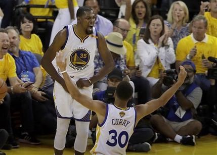 Combinación Curry-Durant pone al frente a Warriors 2-0 ante Cavaliers en final NBA