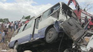 Al menos un muerto y siete heridos por accidente entre camioneta y autobús en carretera Azua-San Juan