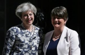 Primera ministra británica firma un acuerdo de gobierno con los unionistas norirlandés