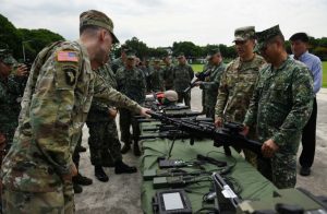EEUU entrega armas a Filipinas para luchar contra el terrorismo
