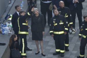 Theresa May ordena investigación pública sobre el incendio en Londres 