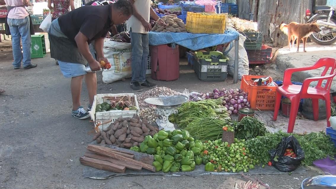 Comerciantes de Azua denuncian supuesta venta irregular de puestos en mercado que comparan con caso Obebrecht