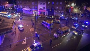 Un conductor embistió a los peatones fuera de una mezquita en Londres
