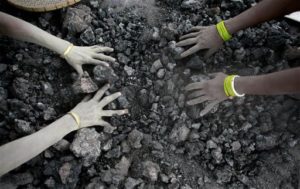 ARCHIVO - En esta imagen de archivo del lunes 14 de diciembre de 2015, mujeres indias recogen con las manos desnudas trozos reutilizables de carbón desechados por una planta de carbón en Gauhati, India. (AP Foto/ Anupam Nath, Archivo)