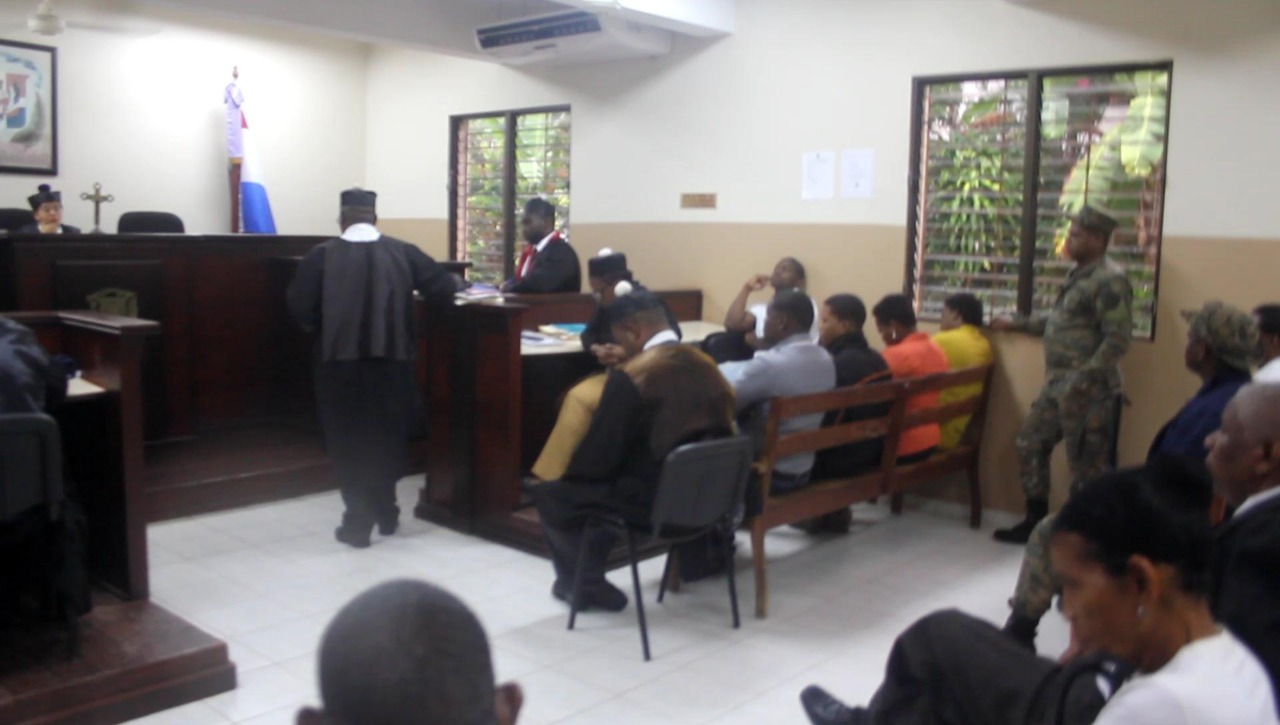 Tribunal decide que imputados por robo a banco en Samaná sigan en prisión