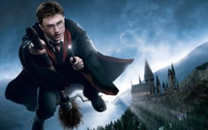 Harry Potter cumple este lunes 20 años. El 26 de junio de 1997, su primera novela, Harry Potter y la piedra filosofal, descubrió a Reino Unido —y después al mundo— a un niño mago con gafas y una cicatriz .