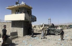 Fuerzas de seguridad inspeccionan el sitio donde hubo atentados suicidas y un ataque armado por parte de talibanes en la principal estación de policía de la provincia de Paktia, en el este de Afganistán, el domingo 18 de junio de 2017. (AP Fotos/Ihsanullah Mahjoor)