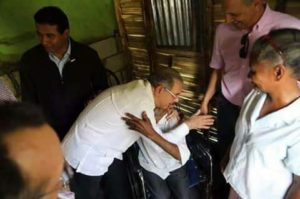 Presidente Medina visita anciano tras reporte de NCDN
