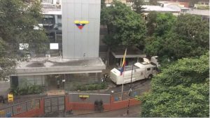 Opositores venezolanos protestan contra censura en TV pública 