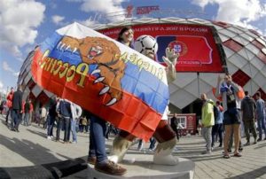 En esta foto del 21 de junio de 2017, un hincha ruso porta una bandera afuera del estadio Spartak de Moscú antes de un partido de la Copa Confederaciones. (AP Photo/Pavel Golovkin, File)