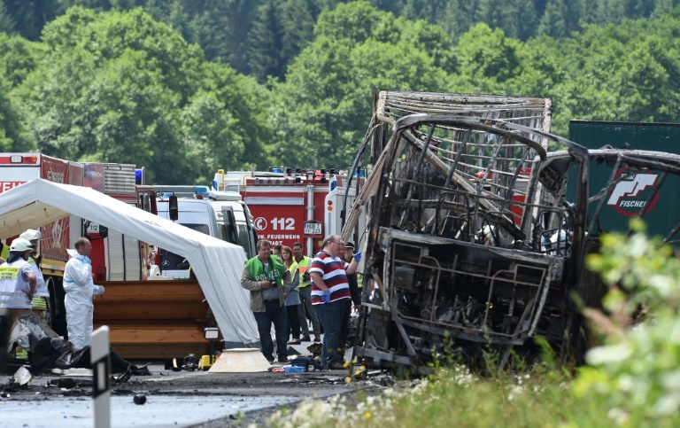 Policía alemana teme que haya numerosos muertos en accidente de autobús