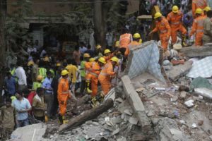 Derrumbe de edificio deja al menos seis muertos en India