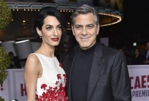 En esta foto del 1 de febrero del 2016, George y Amal Clooney llegan al estreno mundial de 