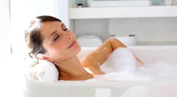 Los beneficios ocultos de tomar un baño de agua caliente