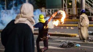 Hombre muere quemado durante protesta en Venezuela