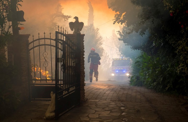 Incendios en el sur de Francia están "bajo control" aunque continúa la alerta