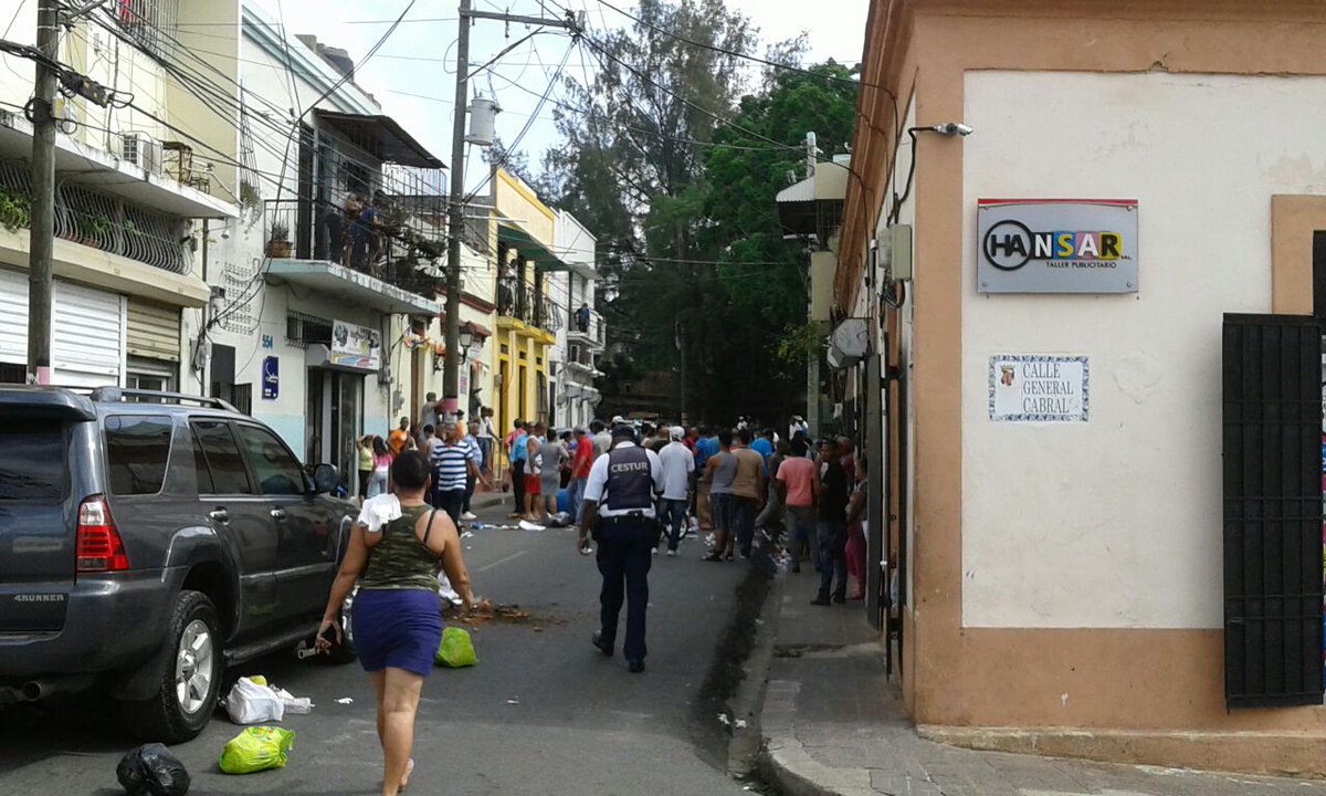 Bloquean calle Meriño en Zona Colonial en protesta por falta de parqueos