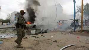 Explosión de coche bomba deja al menos cinco muertos en Somalia