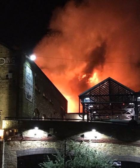 Londres: se declara un gran incendio en un mercado