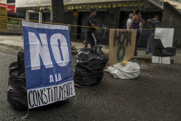 Bajo fuerte tensión, opositores venezolanos inician huelga contra Constituyente