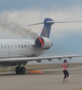 Un avión de United Airlines aterriza con el motor en llamas en el aeropuerto de Denver EE.UU.