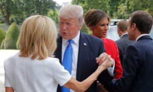 Brigitte Macron, nueva víctima del apretón de manos de Donald Trump 