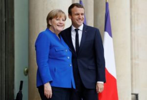 Macron y Merkel viajan a París para participar en consejo de ministros