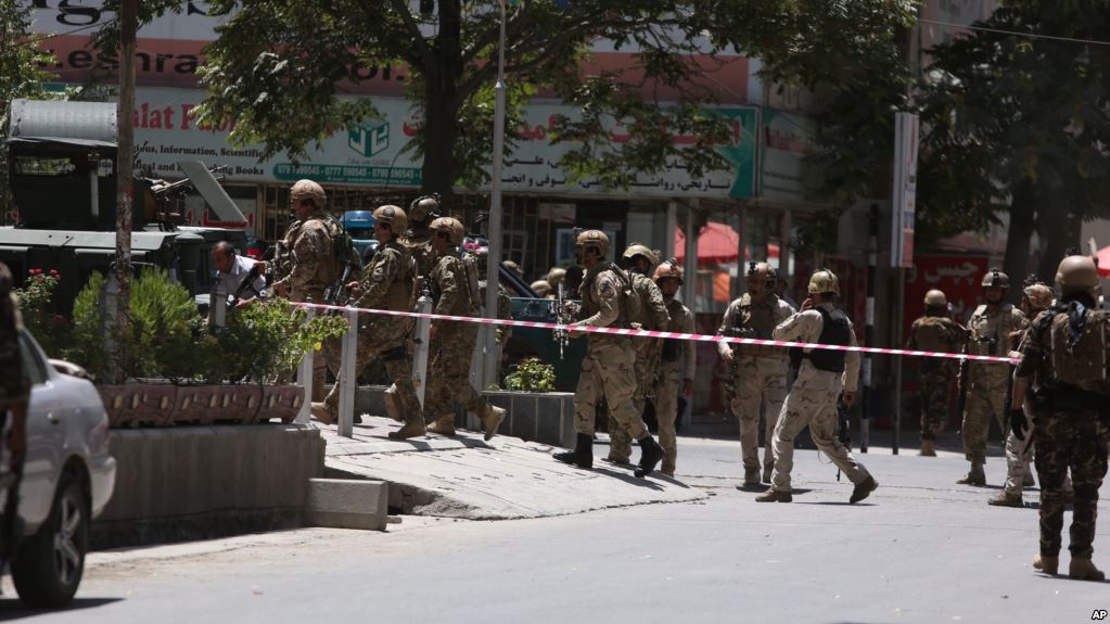 Atacan con coche bomba y disparos embajada iraquí en Kabul