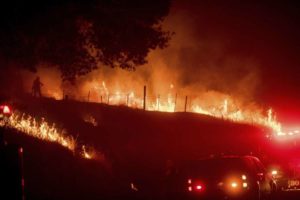 EEUU: incendio destruye inmuebles y obliga miles de personas a huir de sus hogares