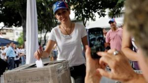 Venezuela: largas filas para participar en la consulta popular 