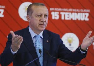 El presidente de Turquía, Recep Tayyip Erdogan, gesticula durante su discurso en el acto para conmemorar el primer aniversario del fallido golpe de Estado del 15 de julio de 2016, en Ankara, Turquía, el 14 de julio de 2017. (Servicio de Prensa de Presidencia/Pool Photo via AP)